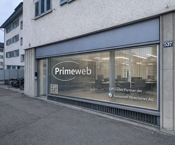 Das Bürogebäude von Primeweb an der Wehntalerstrasse 537 in Zürich mit Hausnummer und Schaufenster.