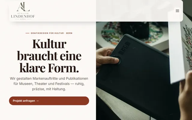 Startseite der Beispiel-Website eines Grafikateliers: links die Überschrift «Kultur braucht eine klare Form.» in Serifenschrift, rechts ein Foto eines Zeichentabletts