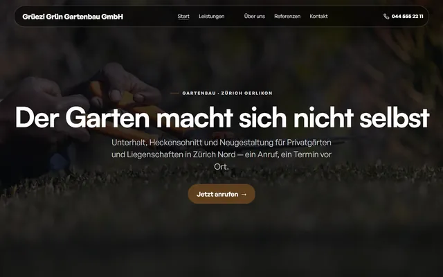 Startseite der Beispiel-Website eines Gartenbau-Betriebs: dunkles Foto einer Heckenschere bei der Arbeit, darüber die Überschrift «Der Garten macht sich nicht selbst»