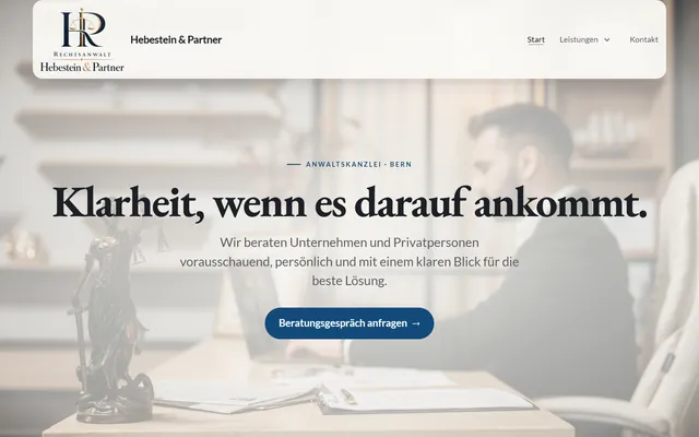 Startseite der Beispiel-Website einer Anwaltskanzlei: helles Foto eines Arbeitsplatzes, darüber die Überschrift «Klarheit, wenn es darauf ankommt.»
