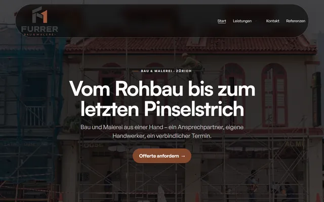 Startseite der Beispiel-Website eines Bau- und Malergeschäfts: Foto einer eingerüsteten Fassade, darüber die Überschrift «Vom Rohbau bis zum letzten Pinselstrich»