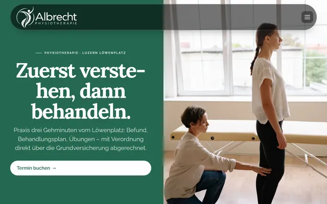 Startseite der Beispiel-Website einer Physiotherapie-Praxis: grüner Kopfbereich mit der Überschrift «Zuerst verstehen, dann behandeln.», daneben ein Foto aus einer Behandlung