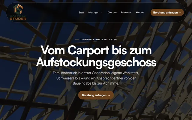 Startseite der Beispiel-Website einer Zimmerei: Foto eines Dachstuhls, darüber die Überschrift «Vom Carport bis zum Aufstockungsgeschoss»