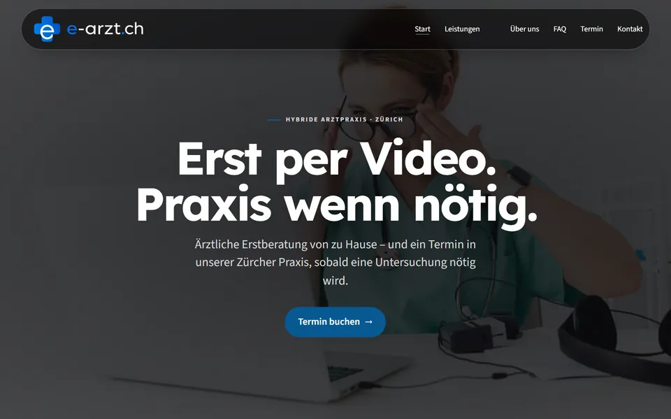 Startseite von e-arzt.ch: Foto einer Ärztin am Laptop, darüber die Überschrift «Erst per Video. Praxis wenn nötig.» und der Knopf «Termin buchen»
