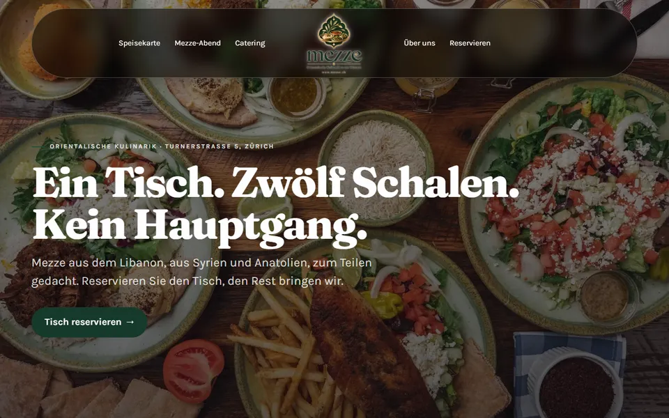 Startseite von mezze.ch: ein Tisch voller orientalischer Gerichte, darüber die Überschrift «Ein Tisch. Zwölf Schalen. Kein Hauptgang.»